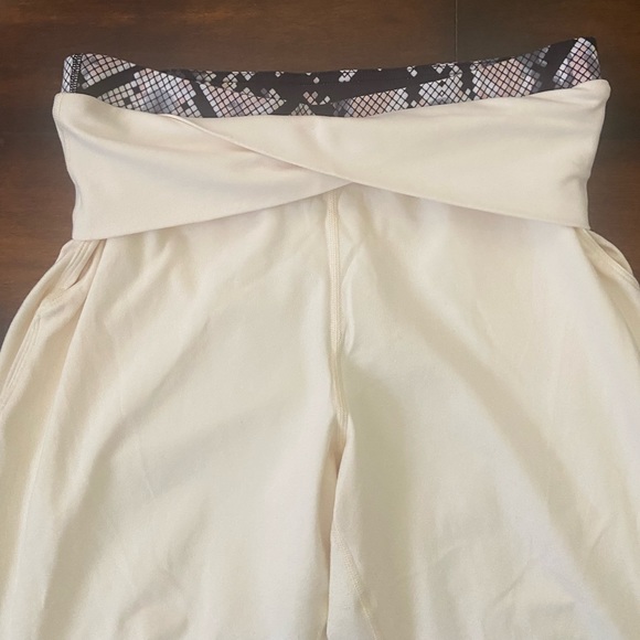 Lululemon Sunset Salutation Crop Angel Wing / Ziggy Snake Butter Pink Black - Picture 10 of 13